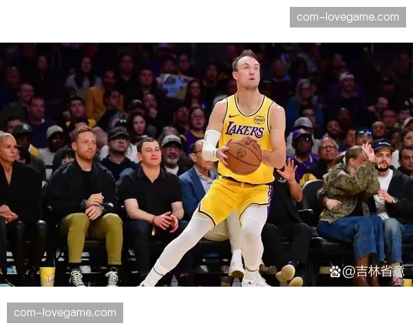 肯纳德投篮节奏稳定 湖人外线投射威胁持续